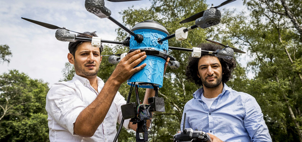 مسعود ومحمود حساني يستعرضان كاشف الألغام الطائر. إي بي أيه