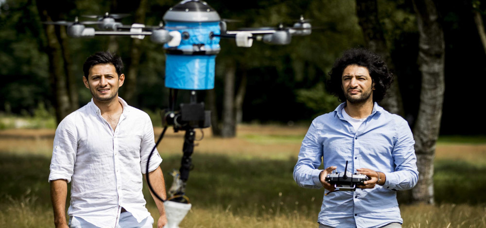 مسعود ومحمود حساني يستعرضان كاشف الألغام الطائر. إي بي أيه