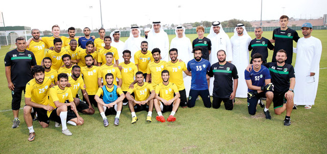 صورة عامة لأسرة فريق الصقور. من المصدر