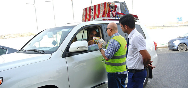 خلال توزيع فريق الحملة الدليل على المسافرين. من المصدر