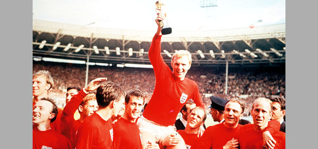 الإنجليزي بوبي مور يرفع كأس العالم 1966. أرشيفية