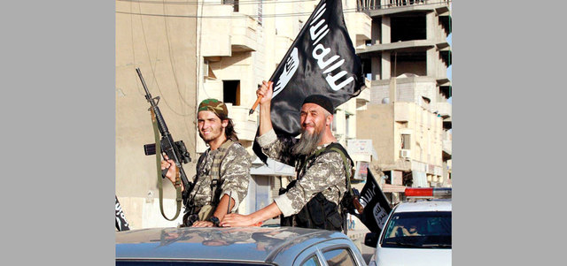مقاتلون من تنظيم «داعش» الذي يسيطر على أماكن واسعة. أرشيفية