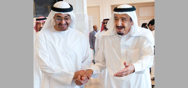 خادم الحرمين الشريفين يستقبل محمد بن زايد في طنجة.  وام