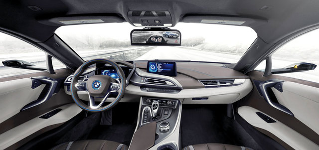 الكاميرات تحل محل المرايا الجانبية في «بي إم دبليو» حيث تقوم بعرض صورتها على شاشة رقمية أعلى الزجاج الأمامي.  د.ب.أ