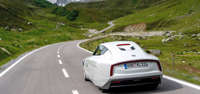 لم تظهر المرآة الافتراضية على الطريق حتى الآن إلا في أعداد قليلة من الموديلات القياسية مثل سيارة فولكس فاغن XL1 الاقتصادية.  د.ب.أ