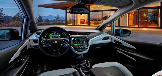 شيفروليه Bolt الكهربائية مجهزة بنظام كاميرا بالخلف بدلاً من المرآة التقليدية. د.ب.أ