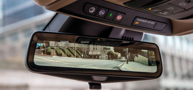 اعتمدت شركة جنرال موتورز على تقنيات الكاميرات الرقمية في الموديلات العادية«CT6 وXT5» ما ساعد على زيادة مجال الرؤية.  د.ب.أ