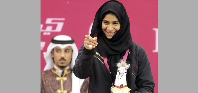 عائشة البلوشي تحلم بميدالية أولمبية في رفع الأثقال. رويترز