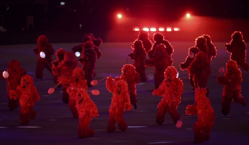 بدأ الحفل باستعراض للألعاب النارية وعرض راقص شارك فيه الآلاف