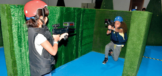 مرح وتعلم داخل دهاليز «حرب الليزر» في عالم مدهش. من المصدر