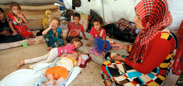 نازحون فرّوا من الموصل في مخيم للاجئين بقضاء مخمور. رويترز