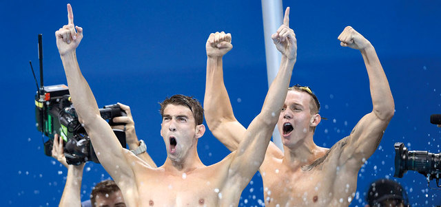 مايكل فيلبس يحتفل مع دريسيل بالفوز بذهبية التتابع التي حققها الفريق الأميركي. إي.بي.إيه