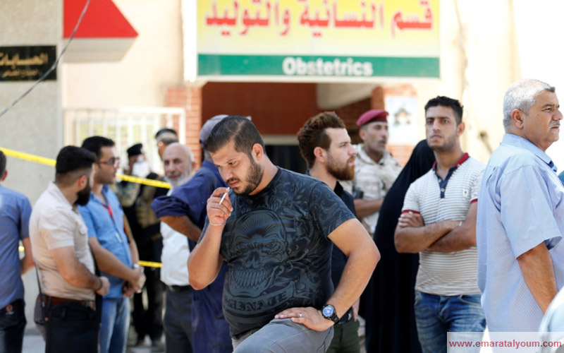 ذوو الضحايا ينتظرون خارجاً لمعرفة مصير صغارهم الذين تركوهم تحت رعاية المستشفى.