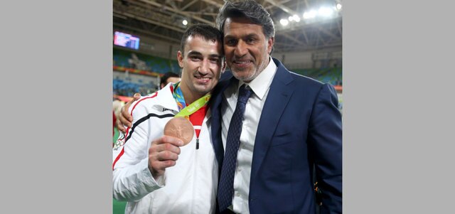 التميمي يحتفل مع توما بالميدالية البرونزية. الإمارات اليوم