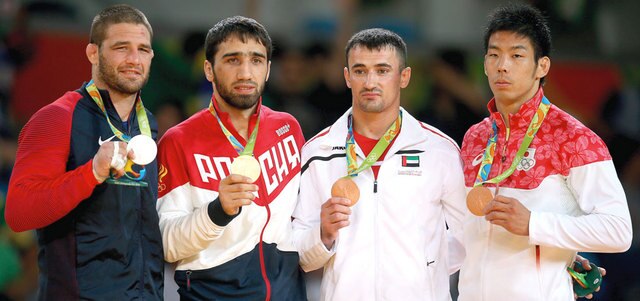 توما يتوسط أبطال الأولمبياد خلال التتويج ببرونزية وزن تحت 81 كلغ في الجودو. الإمارات اليوم