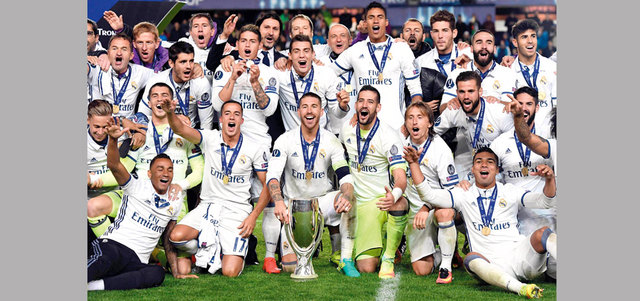 لاعبو ريال مدريد يحتفلون بالكأس السوبر الأوروبية. أ.ف.ب