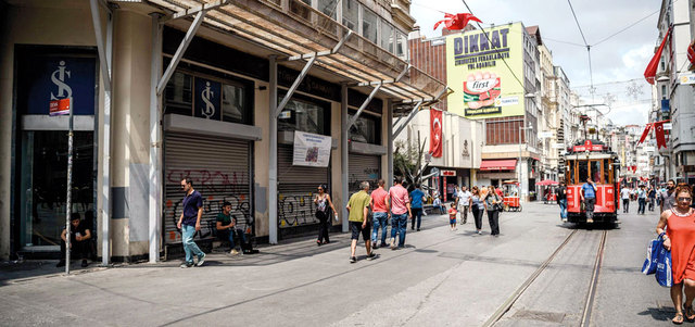 عدد متزايد من المحال في الجادة تغلق أبوابها بسبب ارتفاع الإيجارات وقلة النشاط. أ.ف.ب