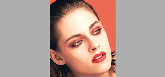 الأحمر الصارخ يغازل شفاهك هذا الخريف. د.ب.أ