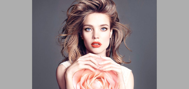 درجات البيج والبني الهادئة تمنحك إطلالة  طبيعية ورقيقة.  د.ب.أ