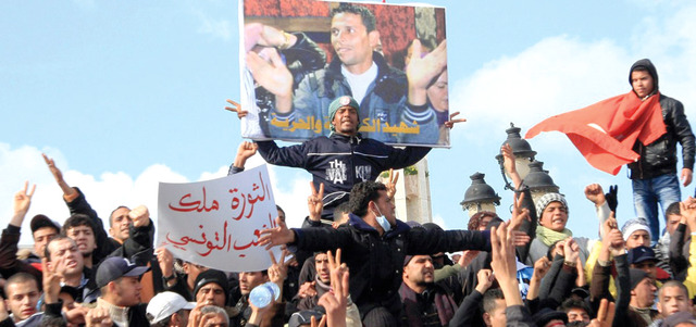 جانب من التظاهرات التي أعقبت وفاة البوعزيزي.  غيتي