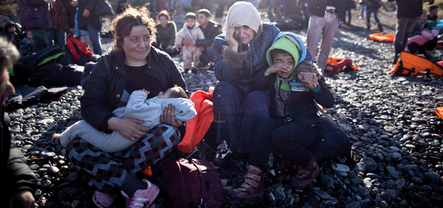 عائلات من الإيزيديين الهاربين من العراق بعد وصولهم إلى جزيرة ليسبوس اليونانية حيث تعرض هؤلاء للكثير من العذاب على يد «داعش». أ.ب