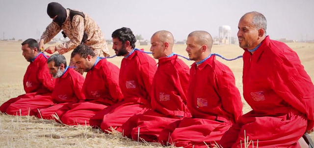 محكومون بالاعدام اثناء تحضيرهم لتنفيذ الحكم،من قبل تنظيم داعش.