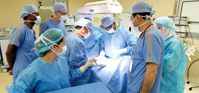 أخضع الطفل لعملية جراحية استمرت 4 ساعات. من المصدر