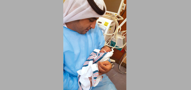 الطفل مع والده. من المصدر