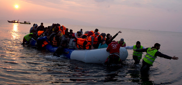 لاجئون أنقذتهم البحرية الإيطالية بعد أن أشرف قاربهم على الغرق.  أ.ب