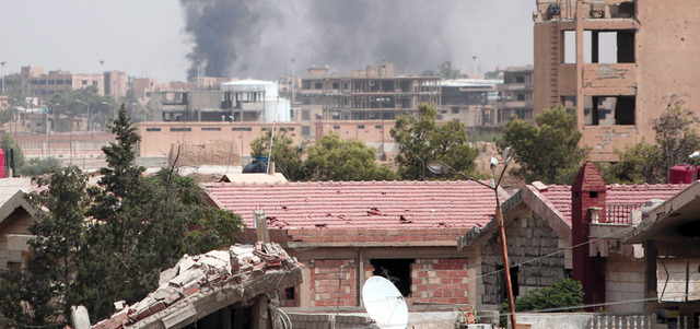 الدخان يتصاعد فوق الحسكة نتيجة المعارك بين النظام والأكراد. رويترز