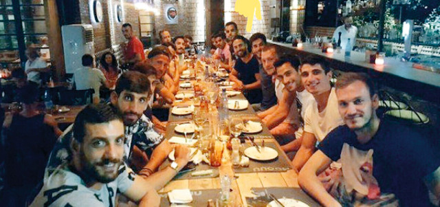 باربوسا دعا زملاءه في أيك أثينا إلى حفل عشاء قبل الانتقال إلى الوصل. من المصدر