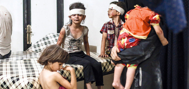 أطفال يتلقون العلاج بعد إصابتهم بغارة لقوات النظام على مدينة دوما في ريف دمشق. إي.بي.إيه
