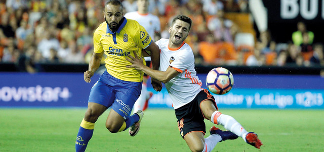 المغربي لزهر يحاول السيطرة على كرته أمام لاعب فالنسيا غايا. إي.بي.إي