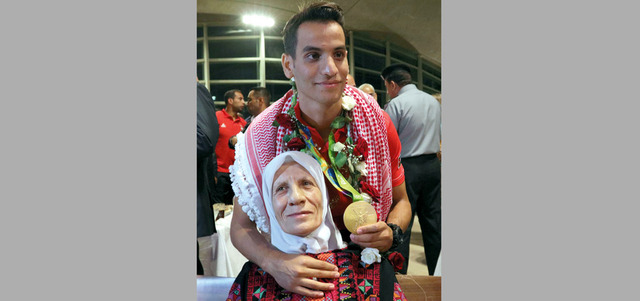 أبو غوش مع والدته بعد عودته من ريو دي جانيرو. رويترز
