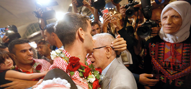 أبوغوش مع والده خلال الاستقبال. رويترز