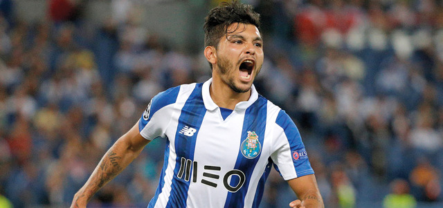 لاعب بورتو كورونا يحتفل بالفوز في أرض روما. رويترز