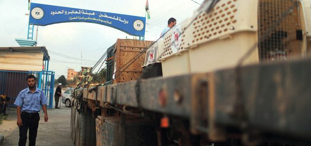شاحنة تقل الحيوانات في صناديق خاصة أثناء مغادرتها غزة. رويترز