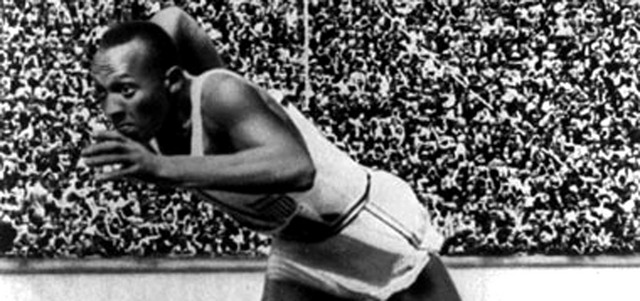 الإفريقي - الأميركي، جيسي أوينز، حطم أرقاماً قياسية، وحصل على ذهبيات عدة، ما بدد آمال هتلر في إثبات تفوّق الجنس الآري.