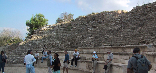 باحثون أجانب داخل المدرج الروماني في صفورية الذي يتسع لـ 4500 مقعد حجري.  الإمارات اليوم