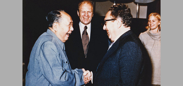 فورد يراقب المصافحة الحميمية بين ماو تسي تونغ ووزير الخارجية في ذلك الوقت هنري كيسنجر.  أرشيفية