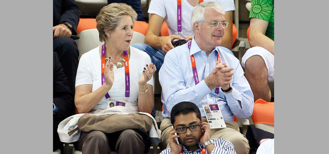 جون ميجر يشاهد مباراة في الكريكت. غيتي