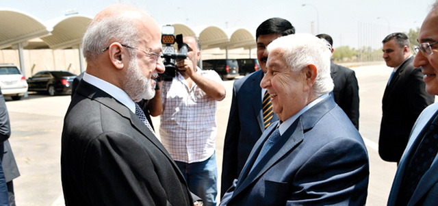 المعلم مع نظيره العراقي إبراهيم الجعفري في بغداد. أ.ف.ب