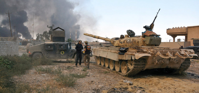 دبابة عراقية في بلدة القيارة بعد السيطرة عليها من «داعش». رويترز