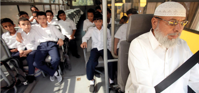 «مرور دبي» نظمت برنامج محاضرات لسائقي الحافلات المدرسية حول الإجراءات الوقائية. تصوير: باتريك كاستيلو