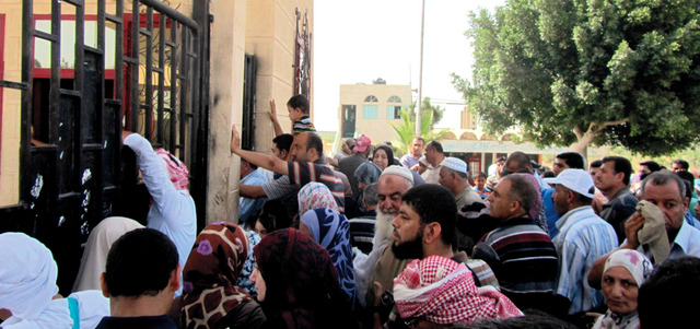 فلسطينيون عالقون عند بوابة معبر رفح الحدودي بين مصر وقطاع غزة. أرشيفية
