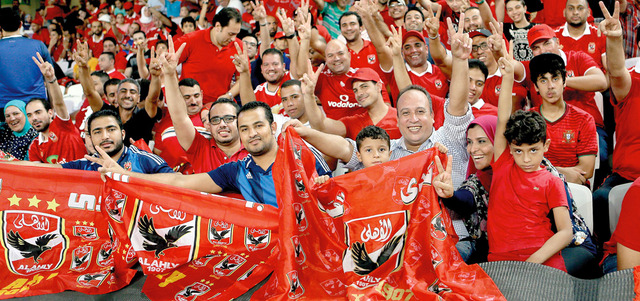 جمهور الأهلي في مباراة سابقة أمام الزمالك أقيمت في العين. تصوير: إريك أرازاس.