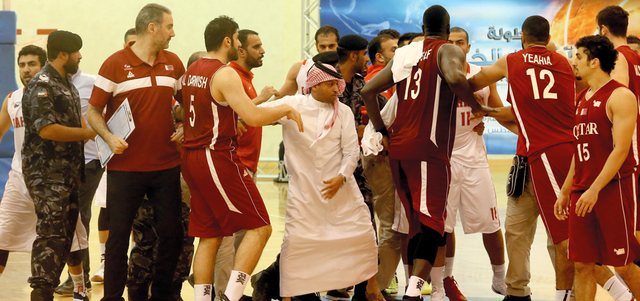 رجال الشرطة حاولوا احتواء الاشتباك بين لاعبي البحرين وقطر بسرعة. تصوير:أسامة ابوغانم
