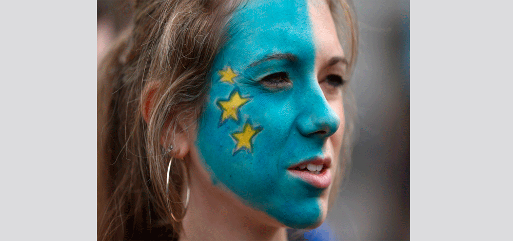 تظاهر الآلاف في العاصمة البريطانية لندن اليوم اعتراضا على قرار خرود بريطانيا من الاتحاد الأوروبي حاملين شعارات مناهضة للقرار منطلقين في مسيرة بدأت من وسط العاصمة وحتى ميدان البرلمان