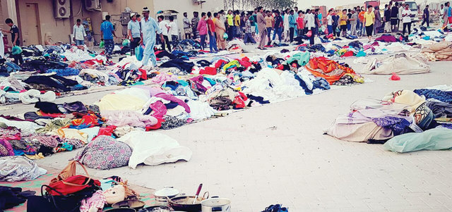 الباعة الجائلون يستغلون تجمعات العمال في منطقة الصجعة وعدم وجود ثقافة صحية كبيرة لديهم.

من المصدر