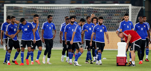 نجوم المنتخب الوطني يؤدون التدريب الأول في أبوظبي بعد العودة من طوكيو. تصوير: نجيب محمد